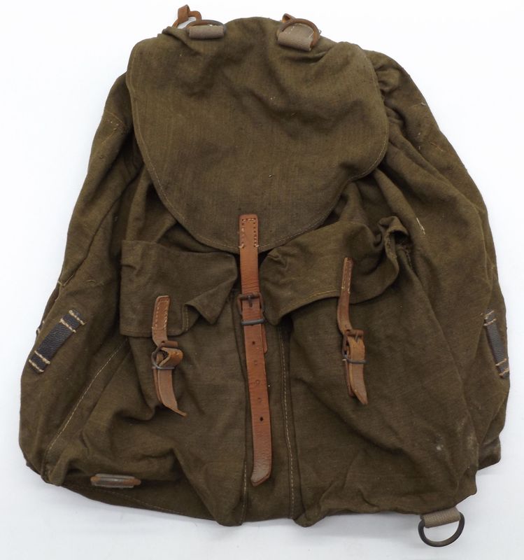 Wehrmacht: Rucksack zum Einhängen in Y-Riemen, spätes Stück um 1944, unleserlich gestempelt, schöner Zustand, kaum getragen.