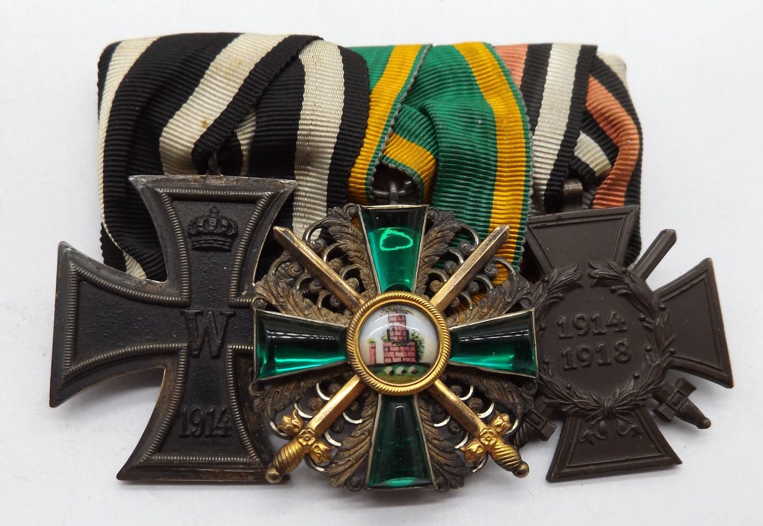 Baden: 3-er Ordensschnalle. Eisernes Kreuz 2. Klasse 1914, Zähringer Löwe, Ritterkreuz 2. Klasse mit Schwertern, Ehrenkreuz für Frontkämpfer.