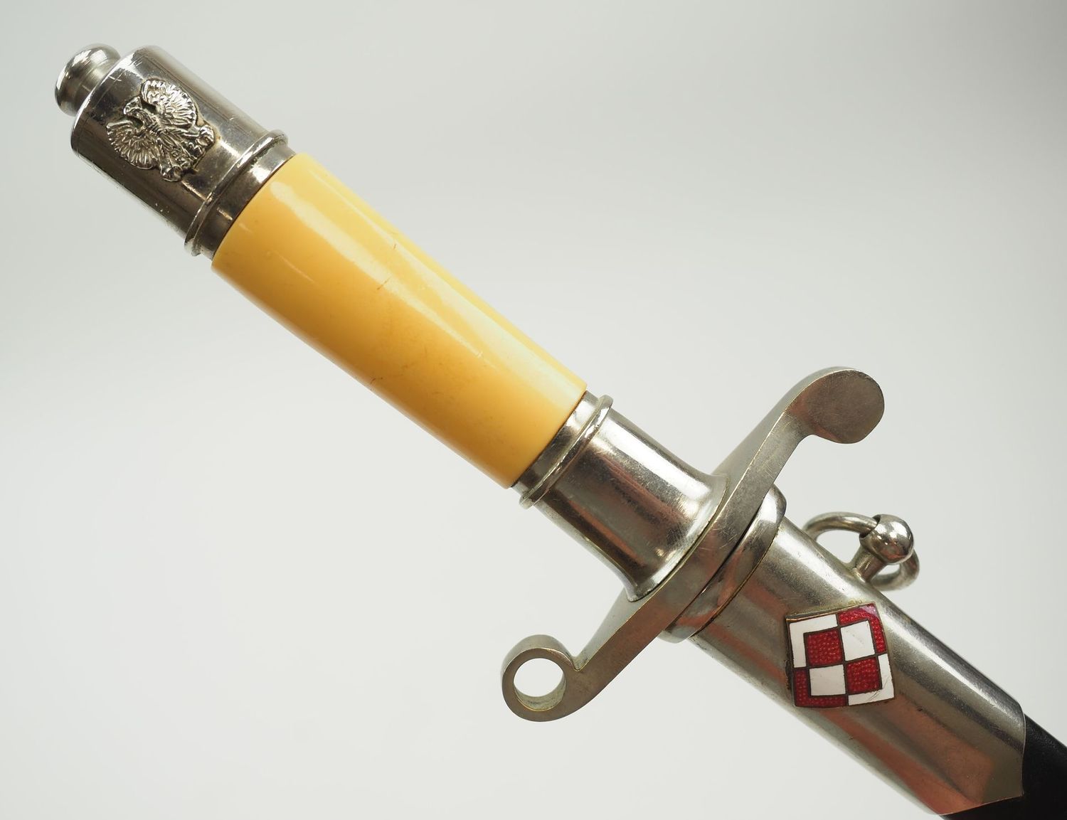 Polen: Luftwaffe Offiziersdolch M1952, Klinge mit Nummer 26117, schwarz belederte Scheide.