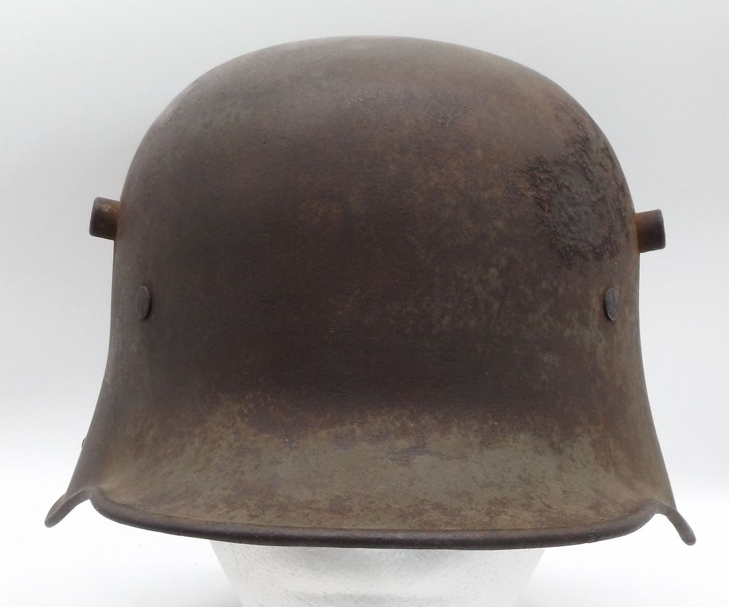 Deutsches Reich: Stahlhelm M16, seitliche Herstellerpunze Si. 66 für die Firma Eisenhütte Silesia  / Schlesien, 2 Polsterkissen am Blechbund erhalten, jeweils noch mit Füllung.