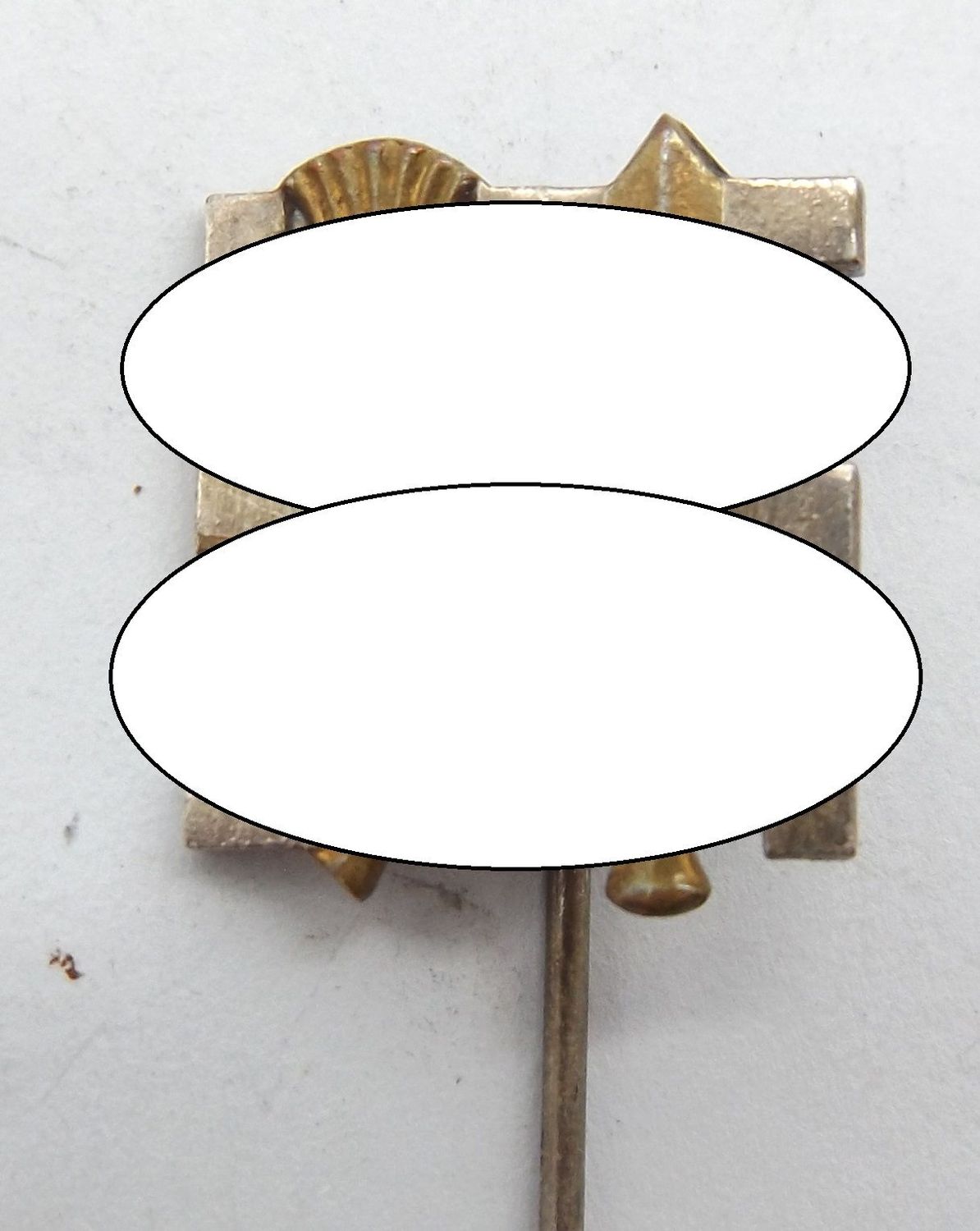 3. Reich: Mitgliedsnadel Reichsnährstand, rückseitig gepunzt GES. GESCH. und Hersteller Deschler, Münschen, Maß ca. 16 x 19 mm.