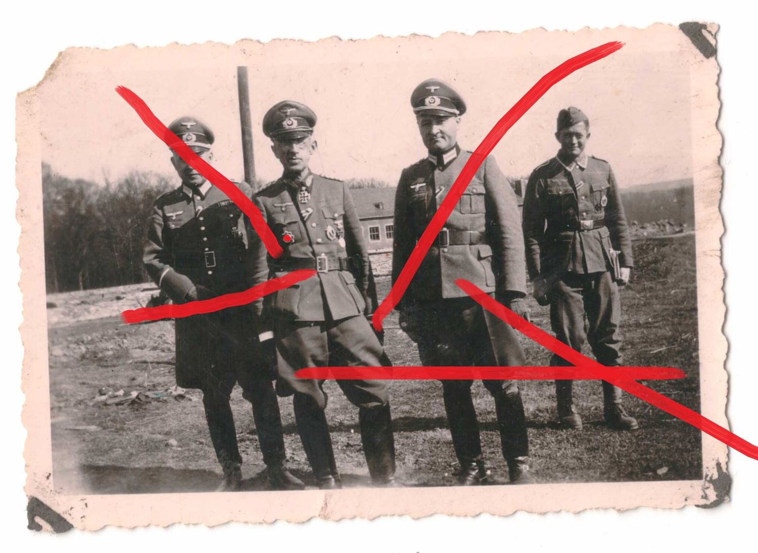 Wehrmacht: Foto General der Infanterie Ludwig Wolff mit Ritterkreuz, Eichenlaub und Deutsches Kreuz in Gold, Größe ca. 9 x 6,3 cm, C80.