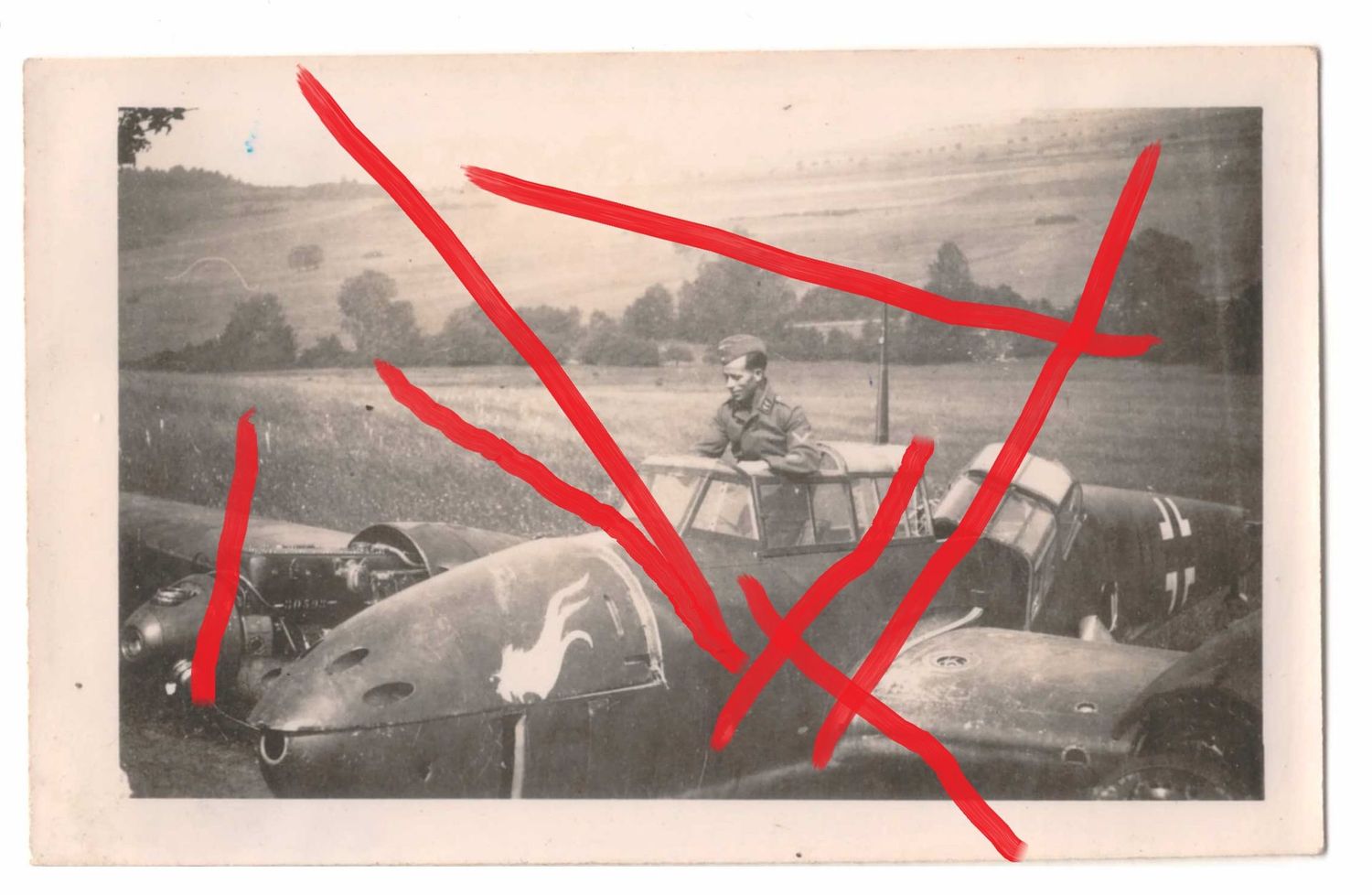 Luftwaffe: Foto Flugzeug Messerschmitt ME110 mit Staffelwappen, abgeschossen, Größe ca. 9,2 x 5,8 cm, C81.