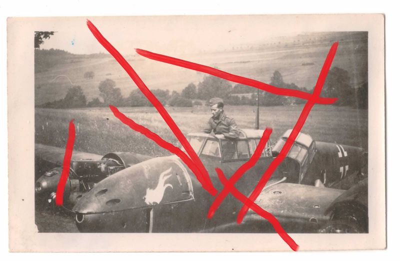 Luftwaffe: Foto Flugzeug Messerschmitt ME110 mit Staffelwappen, abgeschossen, Größe ca. 9,2 x 5,8 cm, C81.