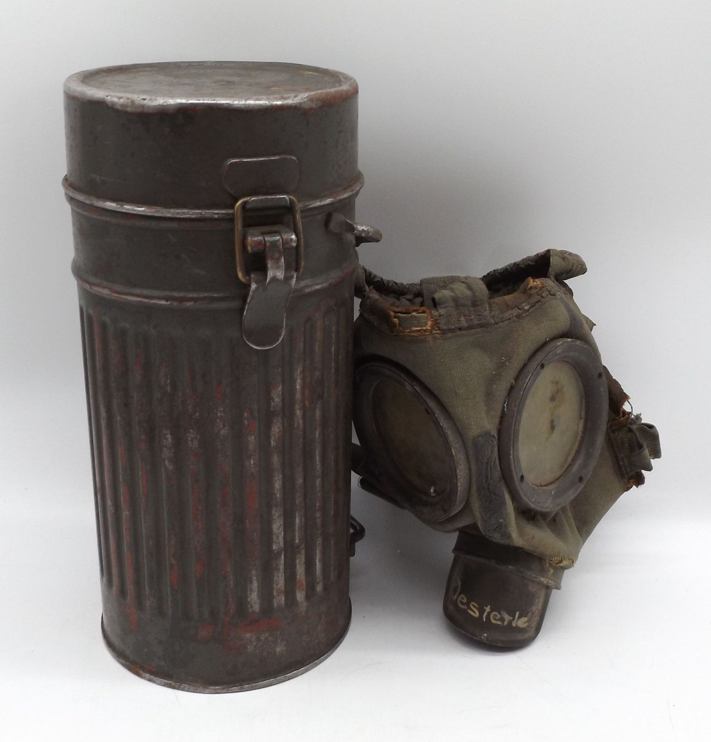 Wehrmacht: Gasmaske mit Dose, Hersteller FFA von 1934, die Maske ohne Filter.