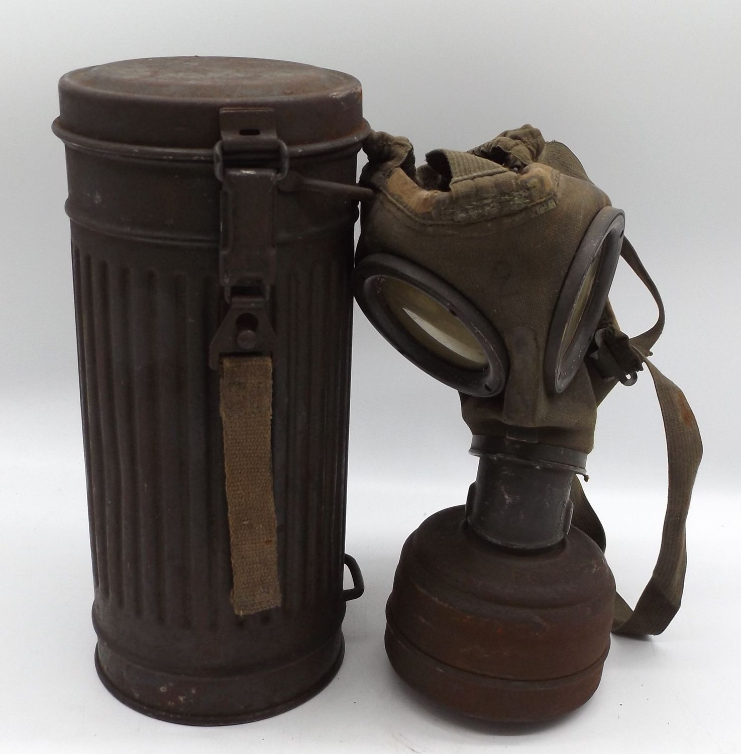Wehrmacht: Gasmaske Model 38, Trägeretikett eines Jägers, Maske mehrfach gestempelt, mit Ersatzgläsern.