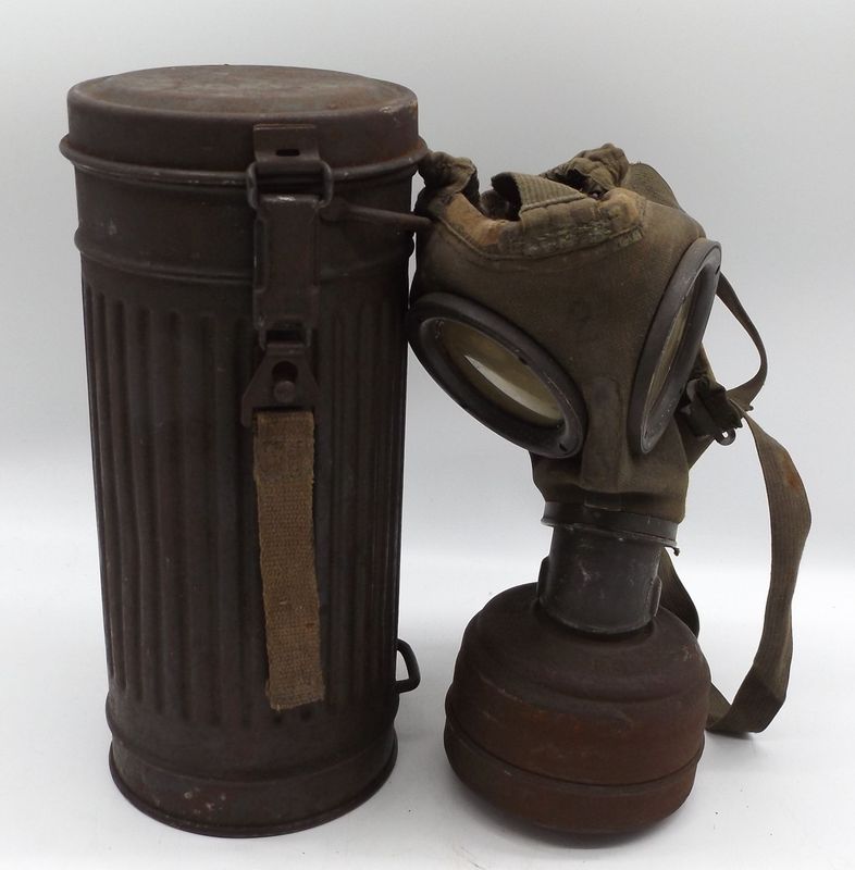Wehrmacht: Gasmaske Model 38, Trägeretikett eines Jägers, Maske mehrfach gestempelt, mit Ersatzgläsern.