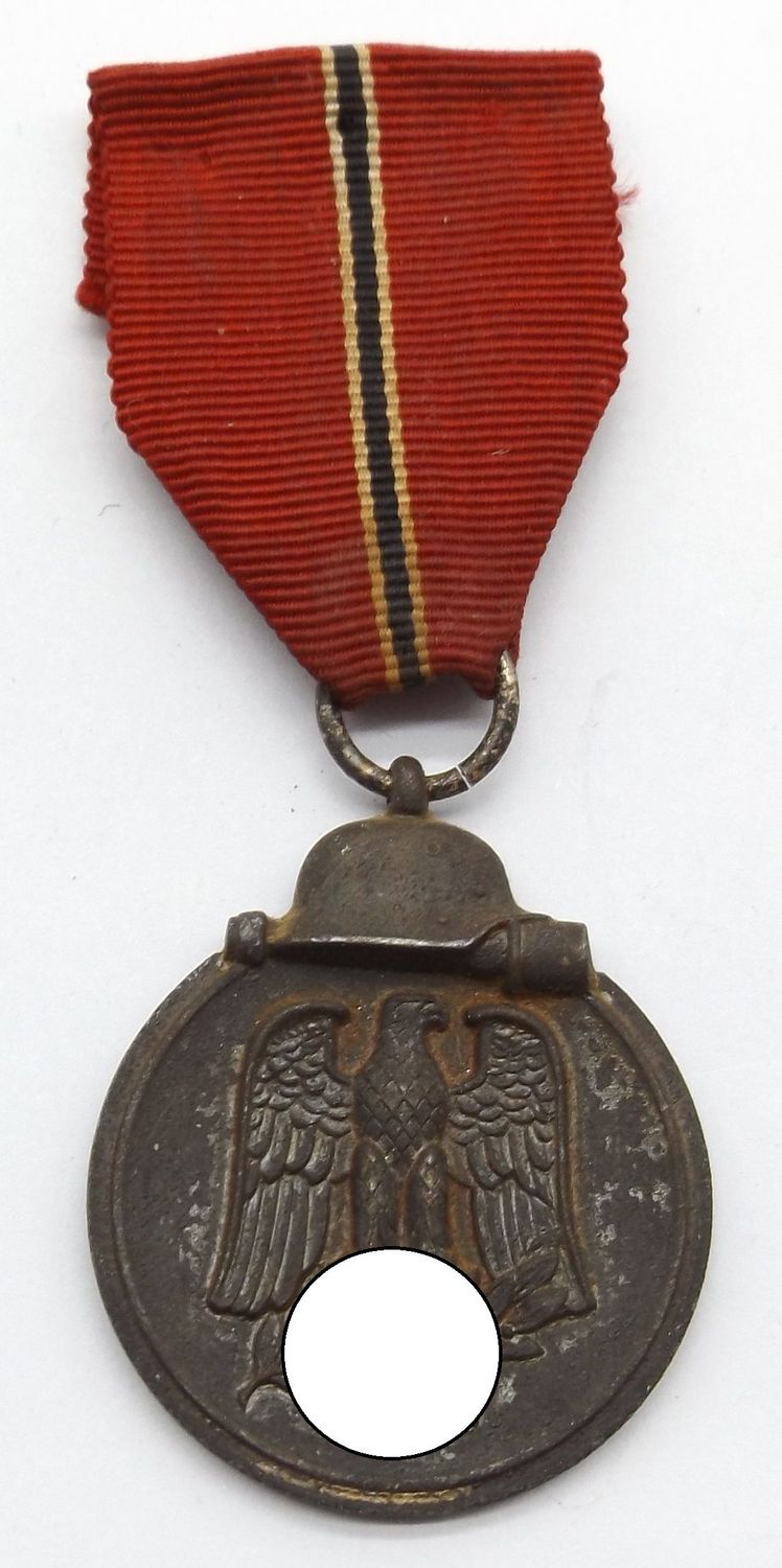 Wehrmacht: Medaille Winterschlacht im Osten, Ostmedaille, mit Hersteller 127 für die Firma Moritz Hausch AG, Pforzheim.