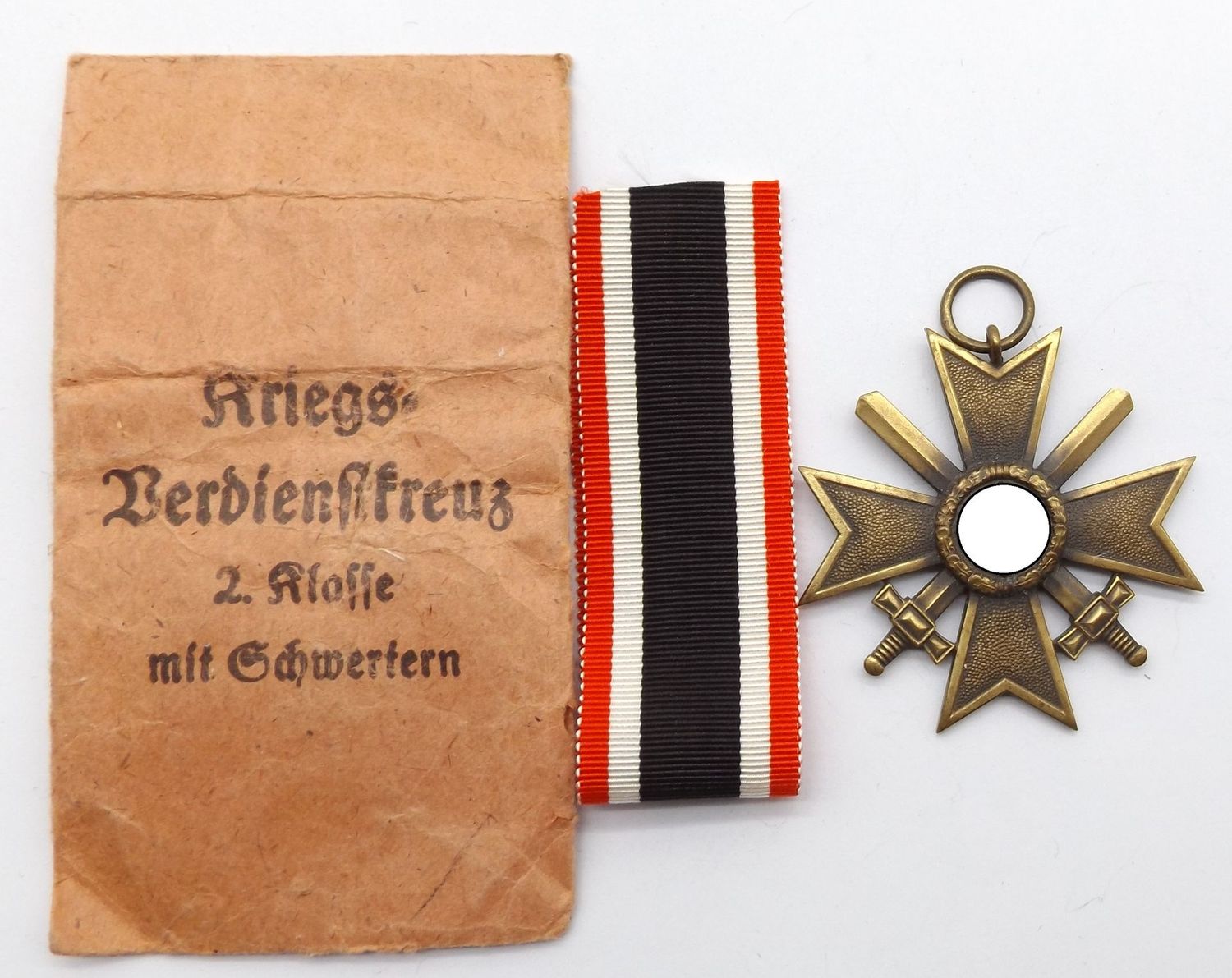 Kriegsverdienstkreuz KVK 2. Klasse mit Schwertern, ohne Hersteller, aber eine bekannte Variante der Firma Frank & Reif, Stuttgart, mit Band und Verleihungstüte, diese mit entsprechendem Hersteller.