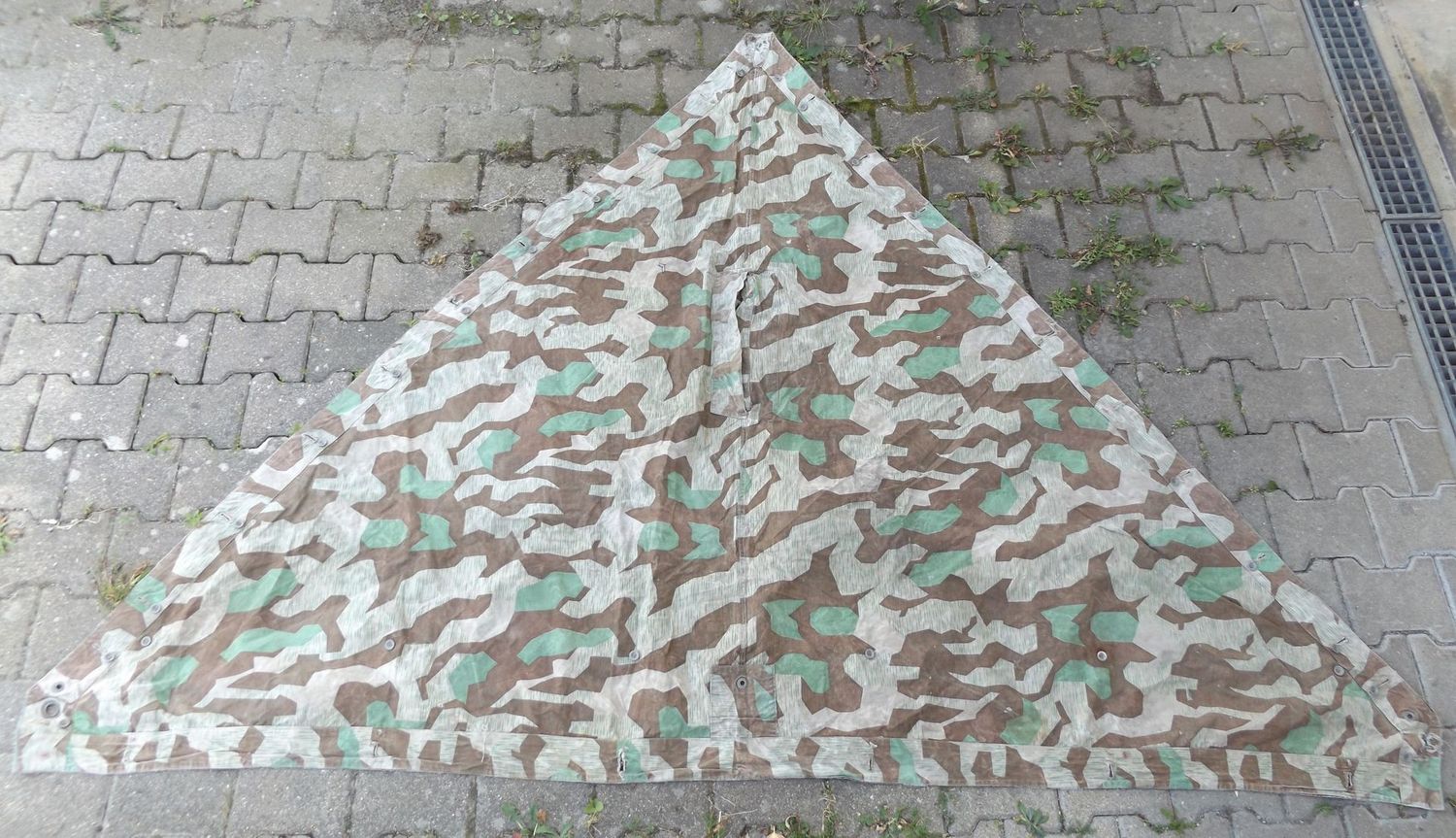 Wehrmacht: Zeltbahn Splittertarn, gestempelt mit unleserlicher RB-Nr., alle Knöpfe vorhanden, Tragespuren.