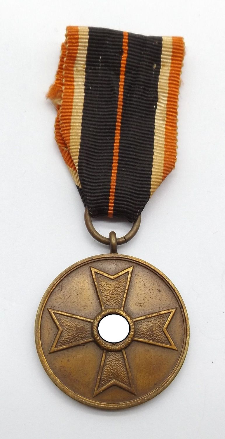 Medaille zum Kriegsverdienstkreuz, KVK, am Band.