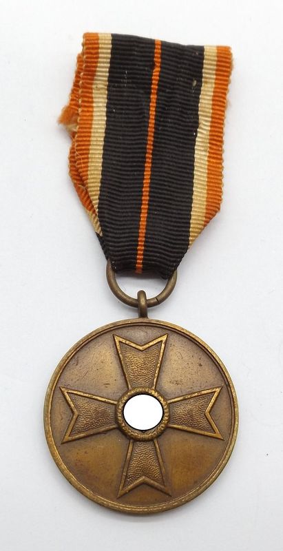 Medaille zum Kriegsverdienstkreuz, KVK, am Band.