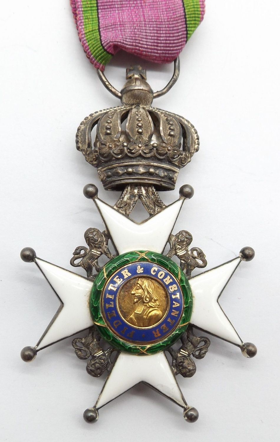 Herzoglich Sachsen: Ernestinischer Hausorden, Ritterkreuz 2.Klasse, Silber, die Medaillons Gold, die offene Krone beweglich aufgehängt, am Band.