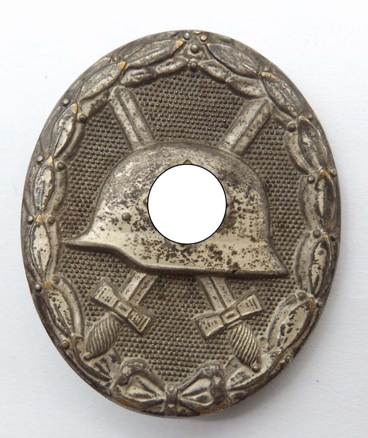 Verwundetenabzeichen in Silber, Buntmetall versilbert,  an Nadel.