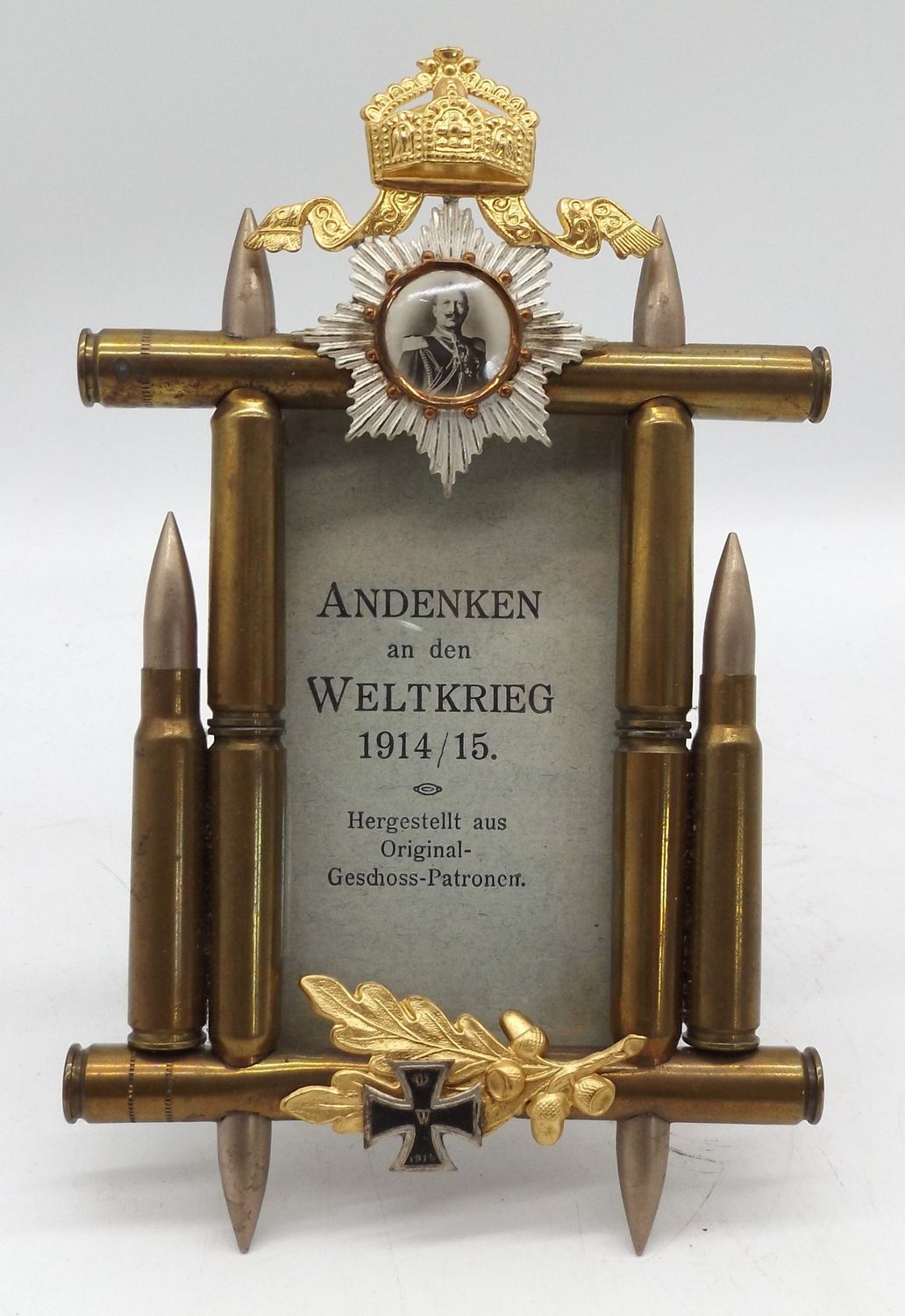 Patriotischer Foto-Rahmen, 1. Weltkrieg, aus Patronen, aufgelegtes Eisernes Kreuz 1914, mit originalem Karton und Glas, Maße ca. 18 x 11,3 cm. Top Zustand.