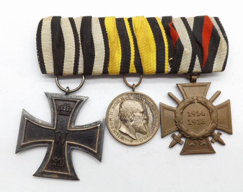 Württemberg: 3-er Ordensschnalle, EK2 (Hersteller K.O. für die Firma Klein, Oberstein), silberne Militärverdienstmedaille, FEK (Hersteller G 10). Württemberg: 3-er Ordensschnalle, EK2 (Hersteller K.O. für die Firma Klein, Oberstein), silberne Militärverdienstmedaille, FEK (Hersteller G 10).