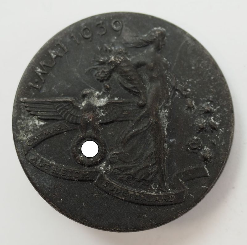 Abzeichen 1. Mai 1939 Ostmark, Altreich, Sudetenland, Hersteller Hermann Bauer, Schwäbisch Gmünd. Abzeichen 1. Mai 1939 Ostmark, Altreich, Sudetenland, Hersteller Hermann Bauer, Schwäbisch Gmünd.