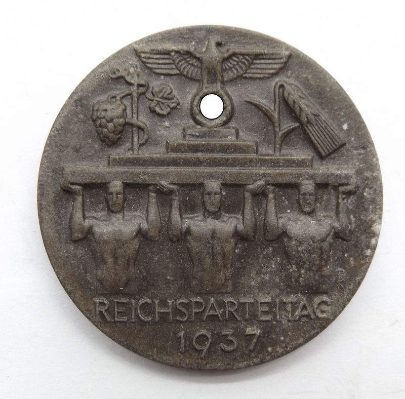 3. Reich: Abzeichen Reichsparteitag 1937, Hersteller Heinrich Vogt, Pforzheim. 3. Reich: Abzeichen Reichsparteitag 1937, Hersteller Heinrich Vogt, Pforzheim.