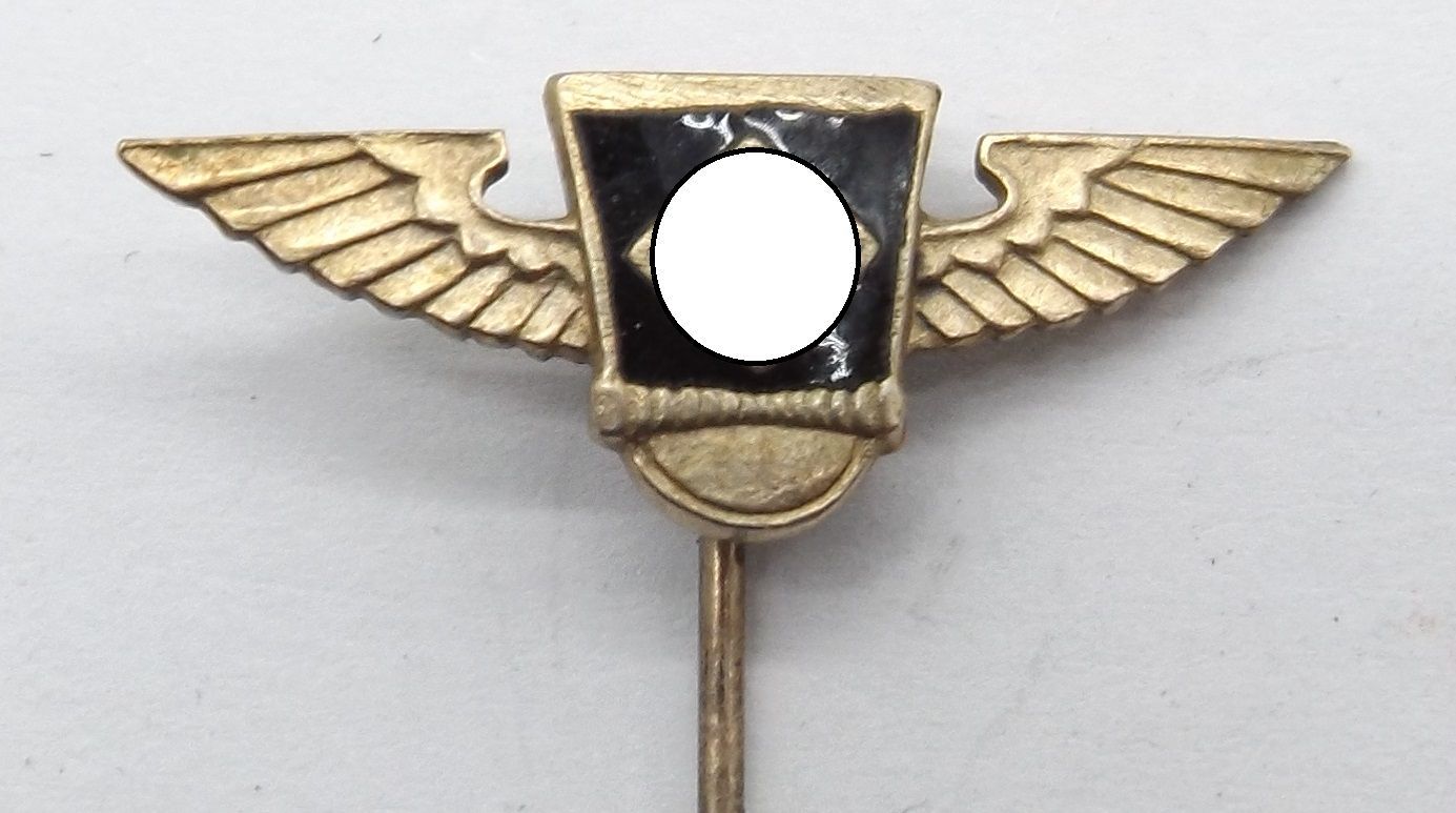 3. Reich: Mitgliedsnadel der SA-Reserve Sturmabteilung II. der NSDAP, rückseitig gemarkt "Ges. Gesch." und Herstellersignet , Maße ca. 26 x 10 mm.