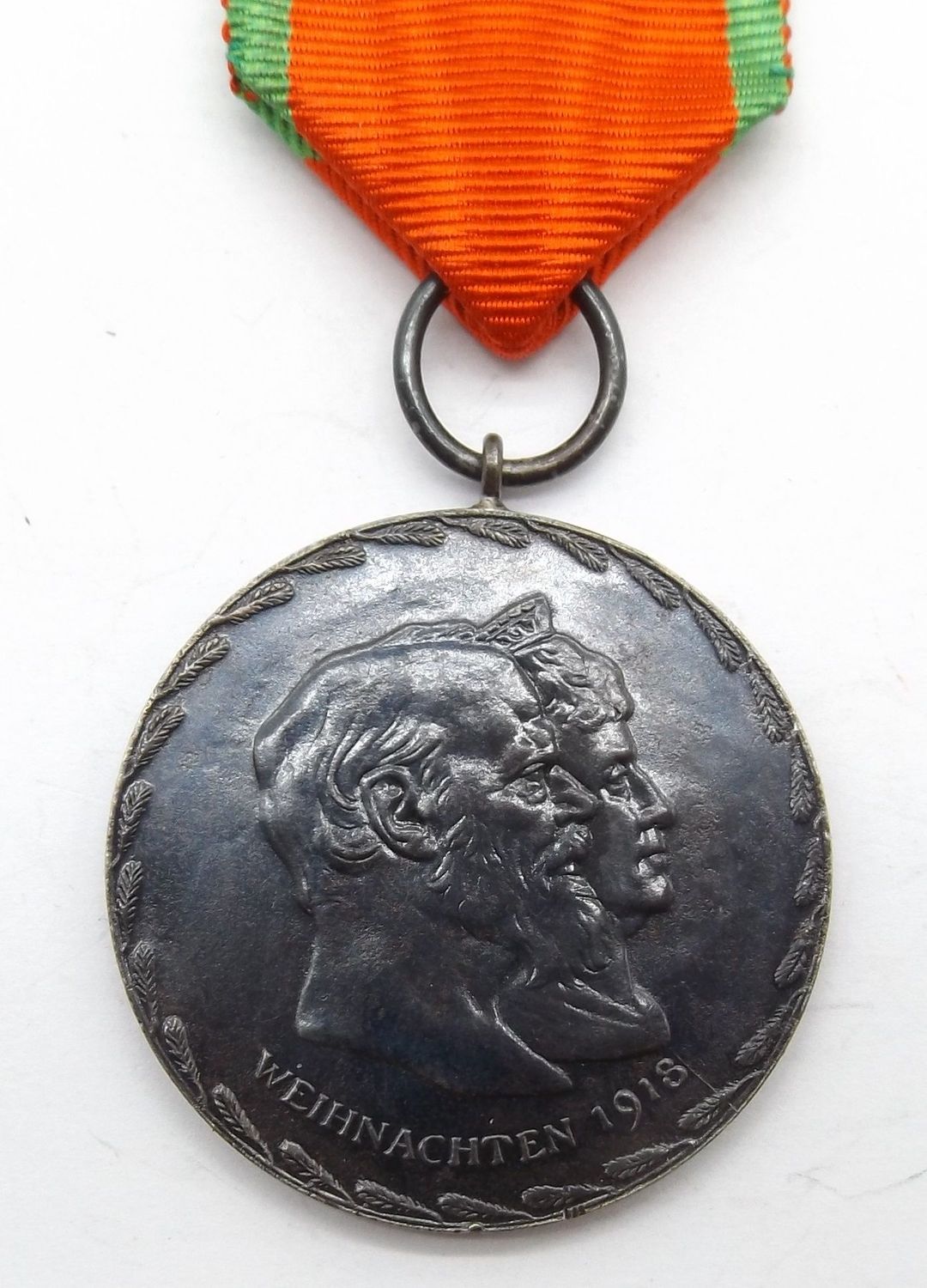 Bayern: Goldene Hochzeits-Erinnerungsmünze, Medaille zur Goldenen Hochzeit von Ludwig III. mit Marie Therese 1918, am Band mit Einzelschnalle.