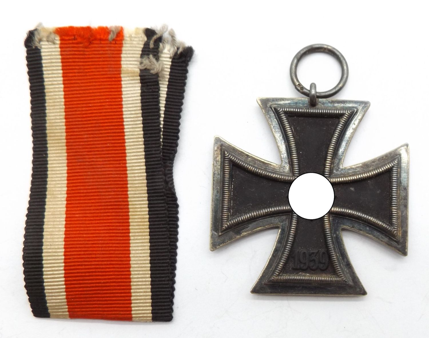Eisernes Kreuz, EK 2. Klasse 1939, im Bandring Herstellerpunze 24 für "Arbeitsgemeinschaft der Hanauer Plakettenhersteller", Hanau, mit Band.