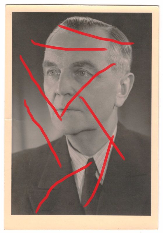 Wehrmacht: Portraitfoto Generalfeldmarschall Friedrich Paulus (Ritterkreuz mit Eichenlaub, Stalingrad), Größe ca. 14,3 x 9,8 cm, mit originaler Signatur und Widmung an General Hollidt von 1955, C85. Wehrmacht: Portraitfoto Generalfeldmarschall Friedrich Paulus (Ritterkreuz mit Eichenlaub, Stalingrad), Größe ca. 14,3 x 9,8 cm, mit originaler Signatur und Widmung an General Hollidt von 1955, C85.