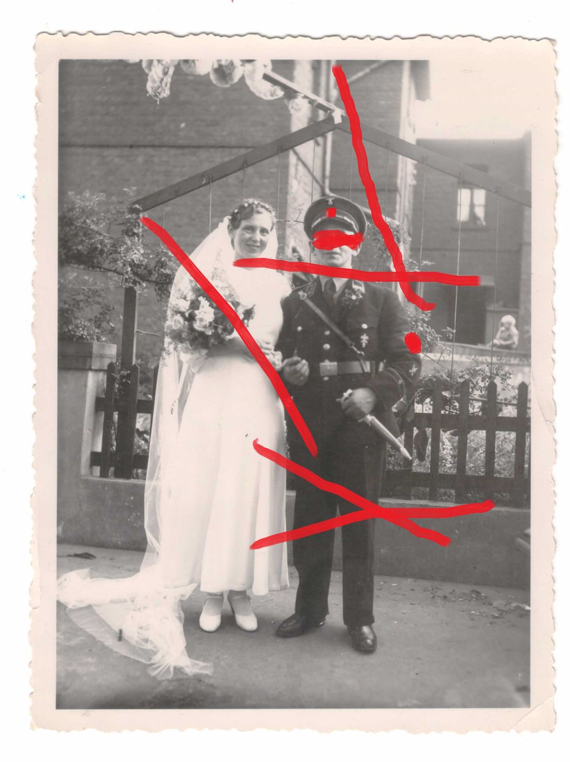 Allgemeine SS: Foto eines Angehörigen der 4. SS-Reiterstandarte, mit Ärmelabzeichen und Dolch, Größe ca. 11,5 x 8,6 cm, C87.