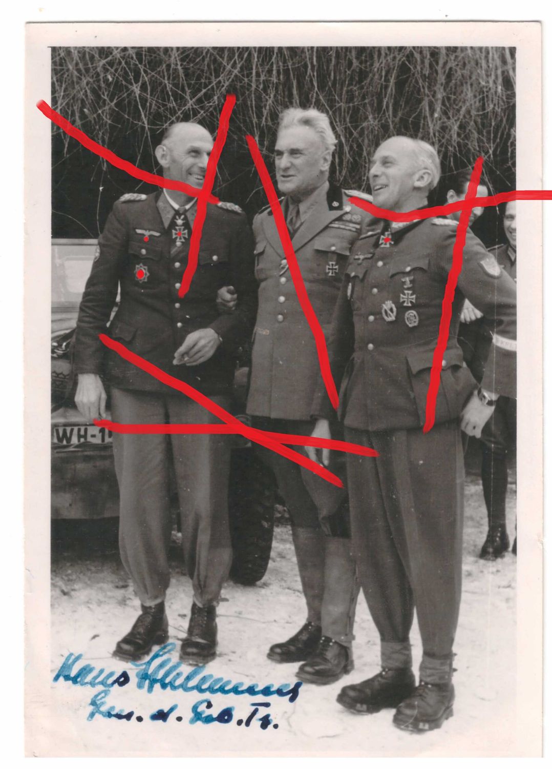 Wehrmacht: Foto General der Gebirgstruppen Hans Schlemmer, mit originaler Signatur, Generalleutnant Max-Günther Schrank und ein Marschall vor VW Schwimmwagen 1945, Größe ca. 13 x 9 cm, C86.
