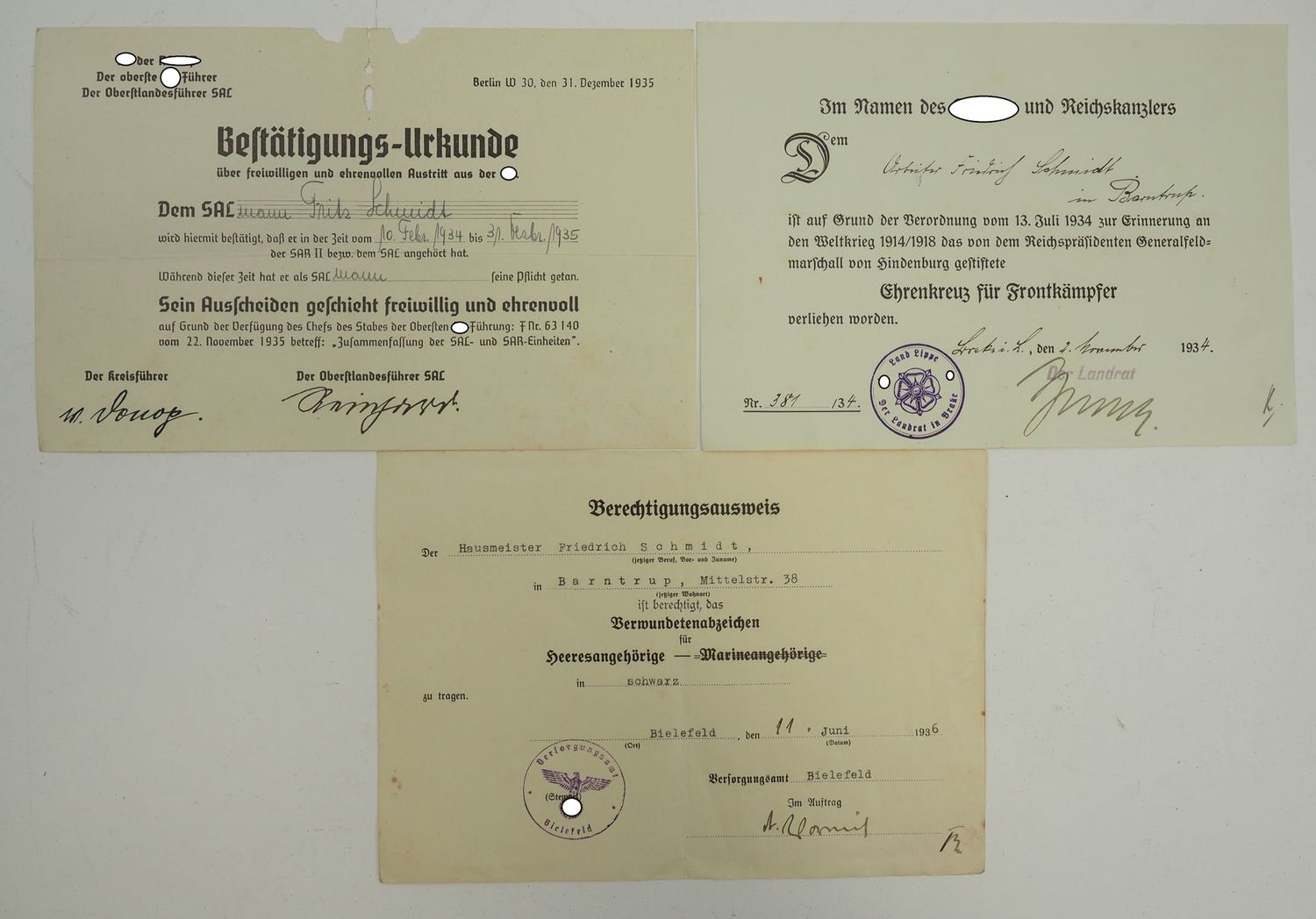 3. Reich: Urkundennachlass eines SA-Mannes aus Barntrup / Lippe, Bestätigungs-Urkunde über den Austritt aus der SA, Urkunde zum Ehrenkreuz für Frontkämpfer, Berechtigungsausweis VWA in Schwarz.