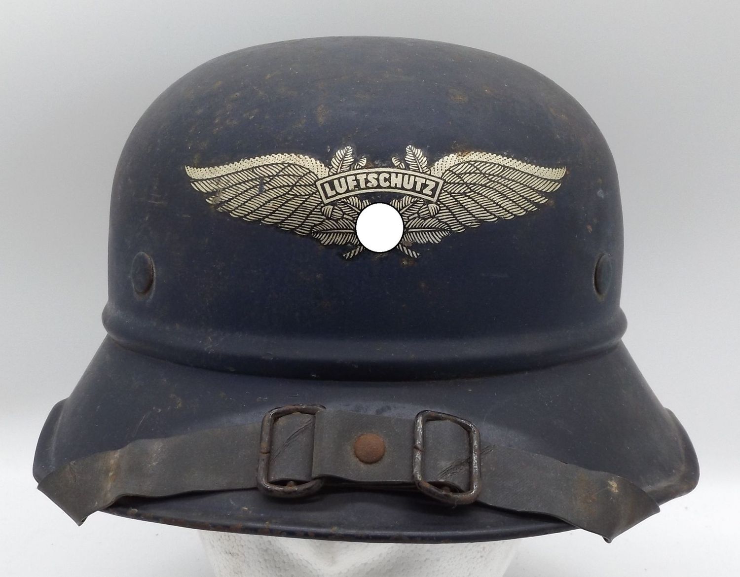 3. Reich: Luftschutz Stahlhelm Gladiator, Emblem vollständig, komplett mit Innenfutter und Kinnriemen.