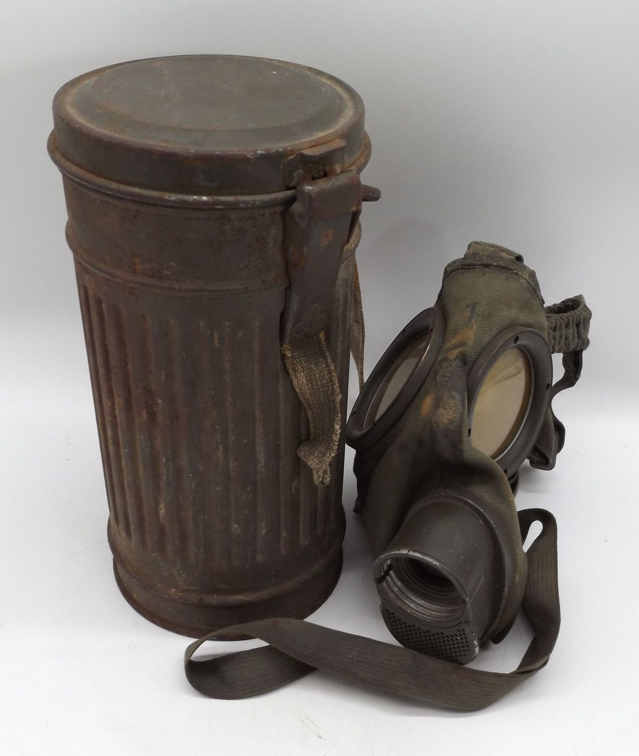 Wehrmacht: Gasmaske in Dose, diese mit Hersteller von 1936, Maske mehrfach gestempelt, ohne Filter, mit Ersatzgläsern.