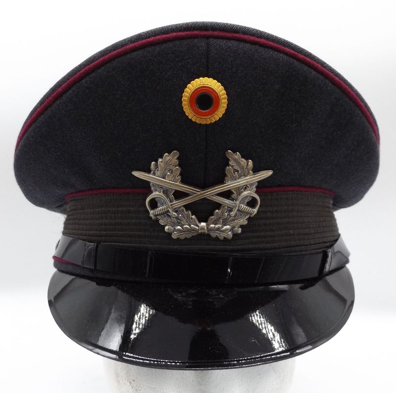 Bundeswehr: Schirmmütze für Offiziere der  ABC-Abwehrtruppe, Herstellertrapez von Peter Küpper K.G., Wuppertal-Ronsdorf von 1965.