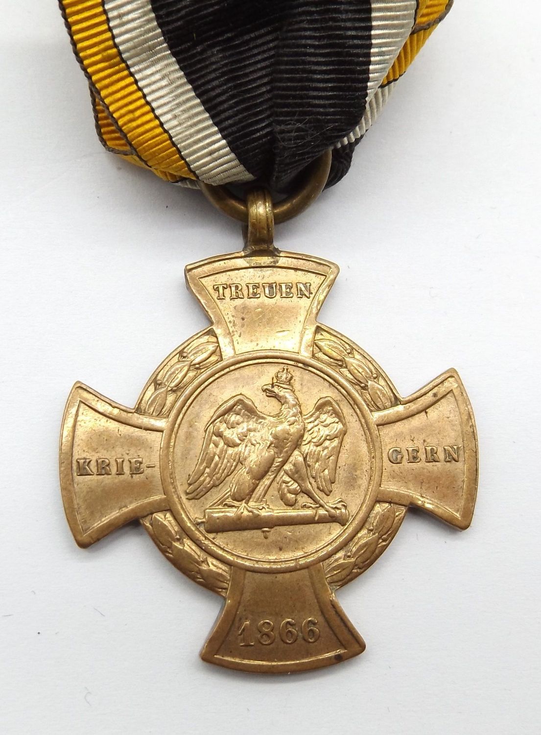 Preussen: Erinnerungskreuz 1866, Treuen Kriegern, Verleihungsstück mit doppelt gerillter Öse, am Band.