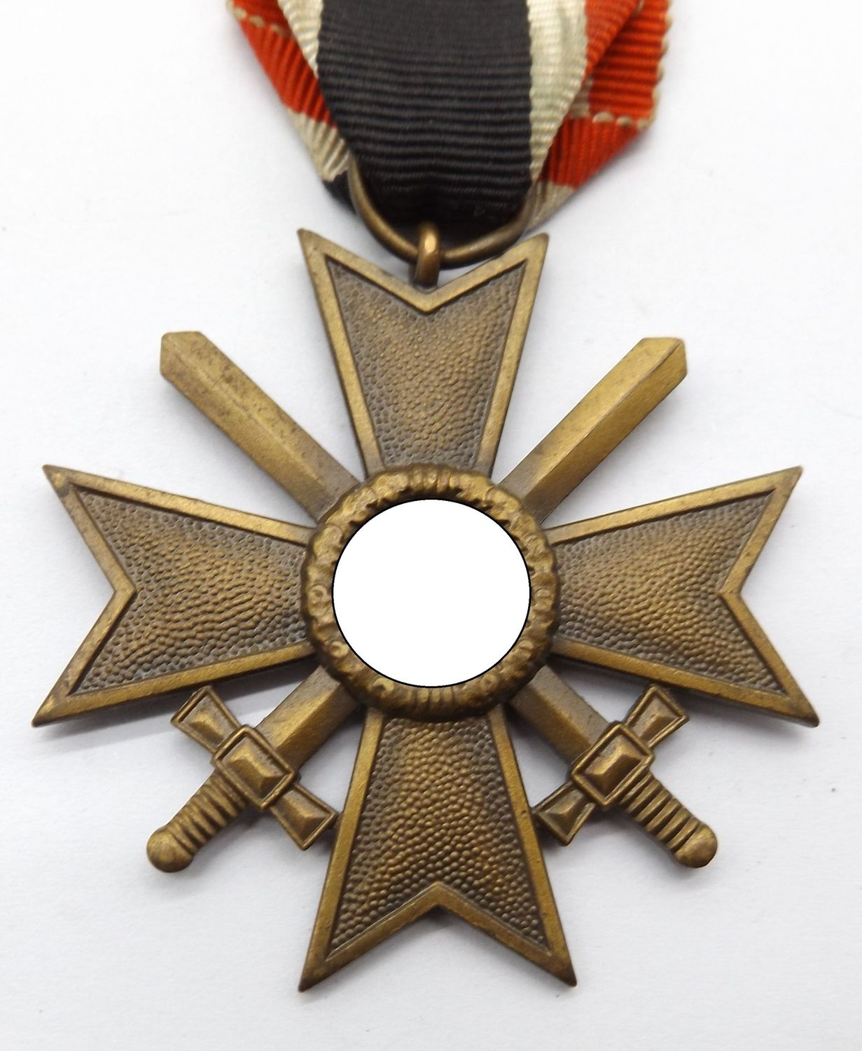 Kriegsverdienstkreuz KVK 2. Klasse mit Schwertern, Hersteller 6 für die Firma Fritz Zimmermann, Stuttgart, mit Band.