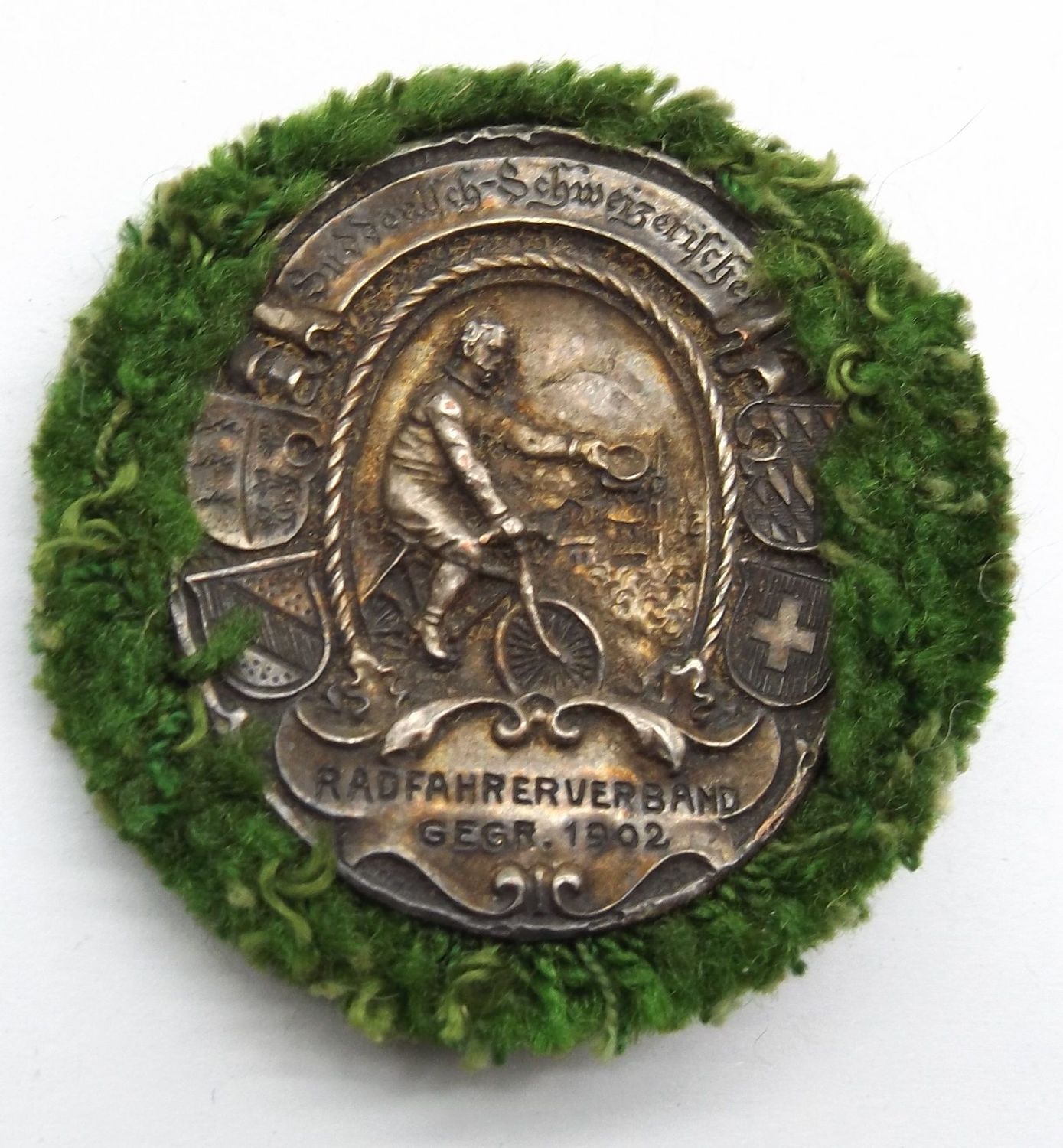 Deutsches Reich: Abzeichen Süddeutsch-Schweizerischer Radfahrerverband Gegr. 1902, rückseitige Herstellerpunze von Lindner, München. Deutsches Reich: Abzeichen Süddeutsch-Schweizerischer Radfahrerverband Gegr. 1902, rückseitige Herstellerpunze von Lindner, München.