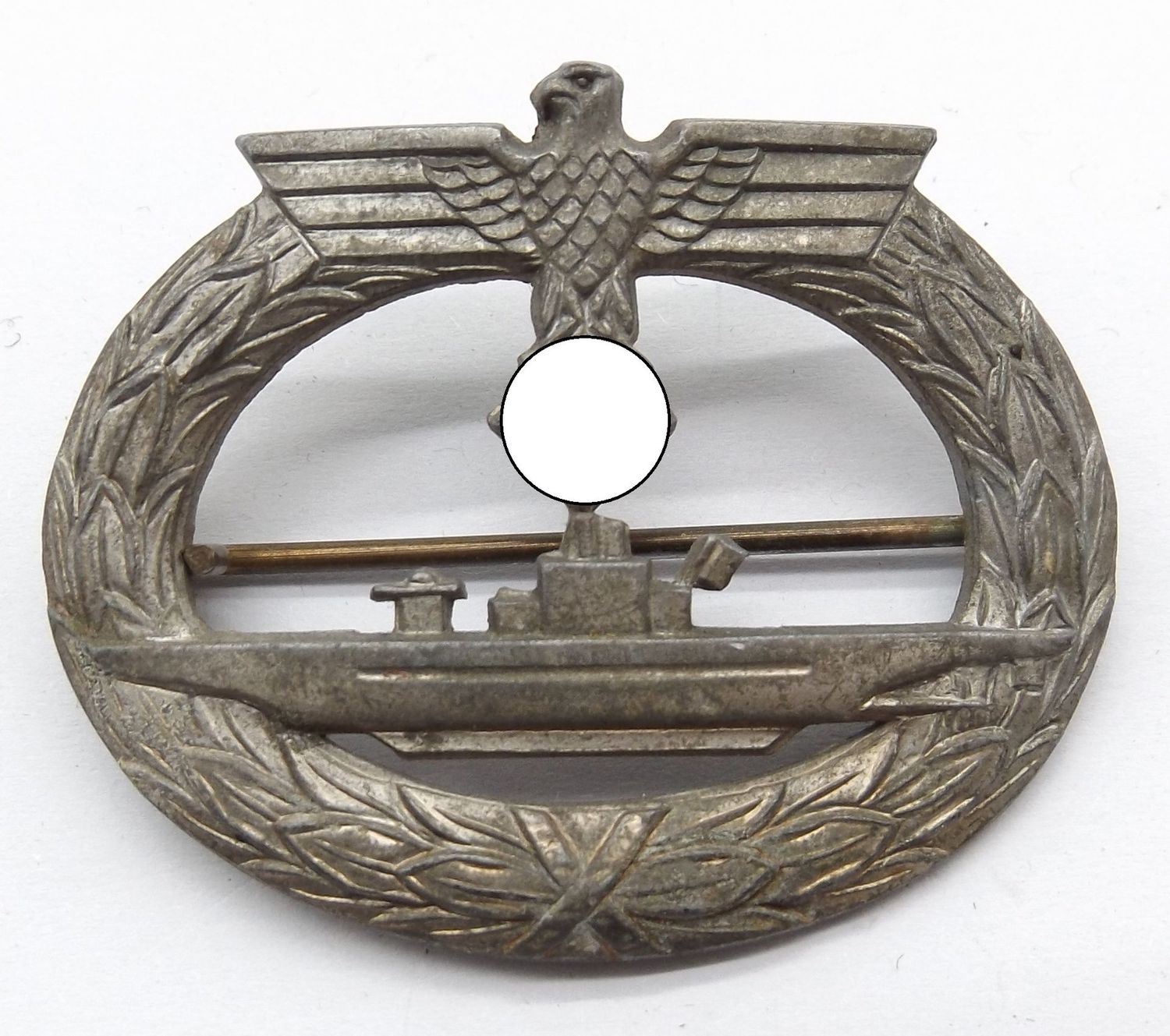 Kriegsmarine: U-Boot-Kriegsabzeichen, Zink, gemarkt f.o. für den Hersteller Friedrich Orth, Wien, an Nadel. Kriegsmarine: U-Boot-Kriegsabzeichen, Zink, gemarkt f.o. für den Hersteller Friedrich Orth, Wien, an Nadel.