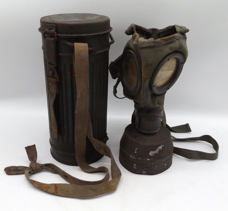 Wehrmacht: Gasmaske in Dose, diese mit Hersteller,  Maske mehrfach gestempelt, mit Filter, mit Ersatzgläsern.