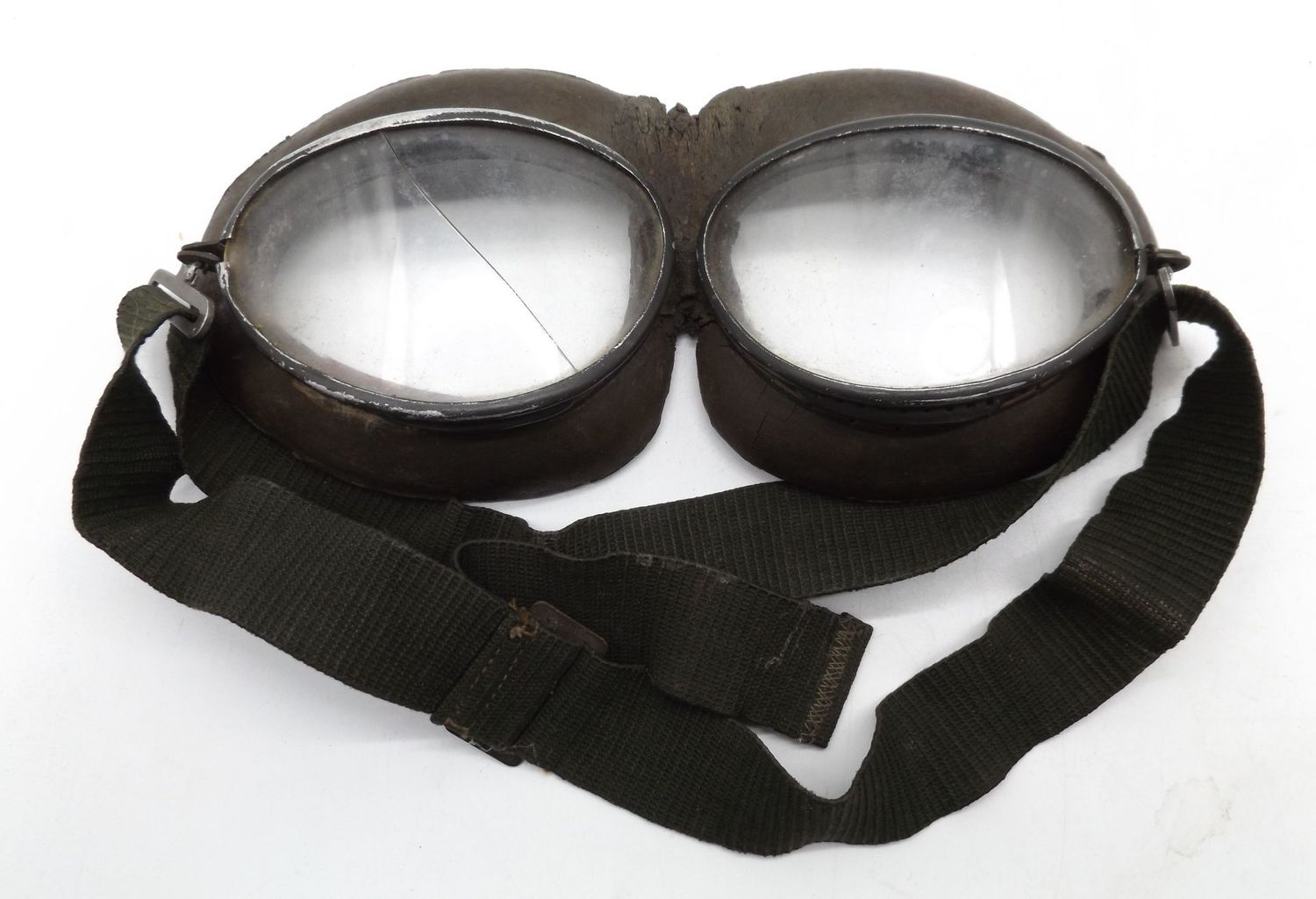 Luftwaffe: Flieger-Windschutzbrille Modell 295, Baujahr 1940, weitere Stücke aus dem Nachlass des Unteroffiziers wie Schirmmütze, Ärmelbänder, Armkompass und Fliegerbrille im Shop zu finden. Luftwaffe: Flieger-Windschutzbrille Modell 295, Baujahr 1940, weitere Stücke aus dem Nachlass des Unteroffiziers wie Schirmmütze, Ärmelbänder, Armkompass und Fliegerbrille im Shop zu finden.
