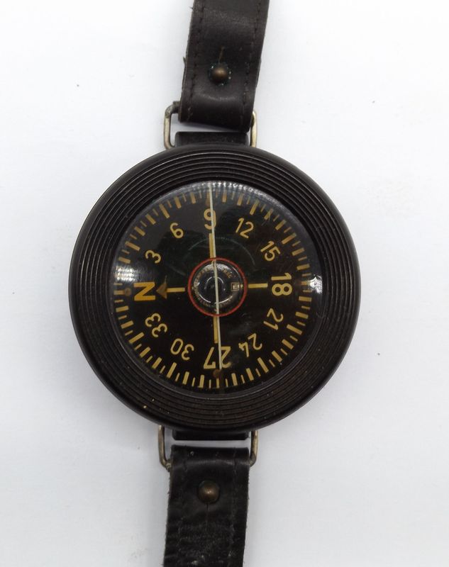 Luftwaffe: Armbandkompass AK39 für fliegendes Personal. Fl 23235, weitere Stücke aus dem Nachlass des Unteroffiziers wie Schirmmütze, Ärmelbänder, Armkompass und Fliegerbrille im Shop zu finden.