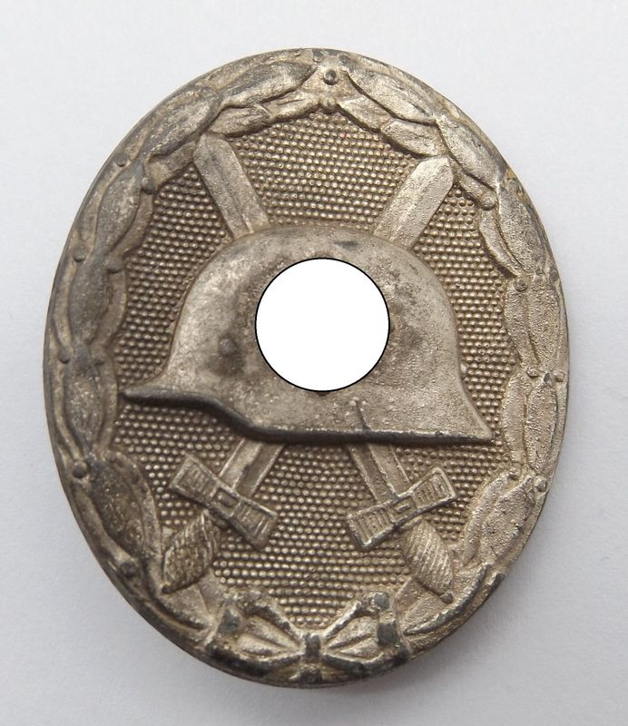 Verwundetenabzeichen in Silber, mit Hersteller 107 für die Firma Carl Wild, Hamburg.