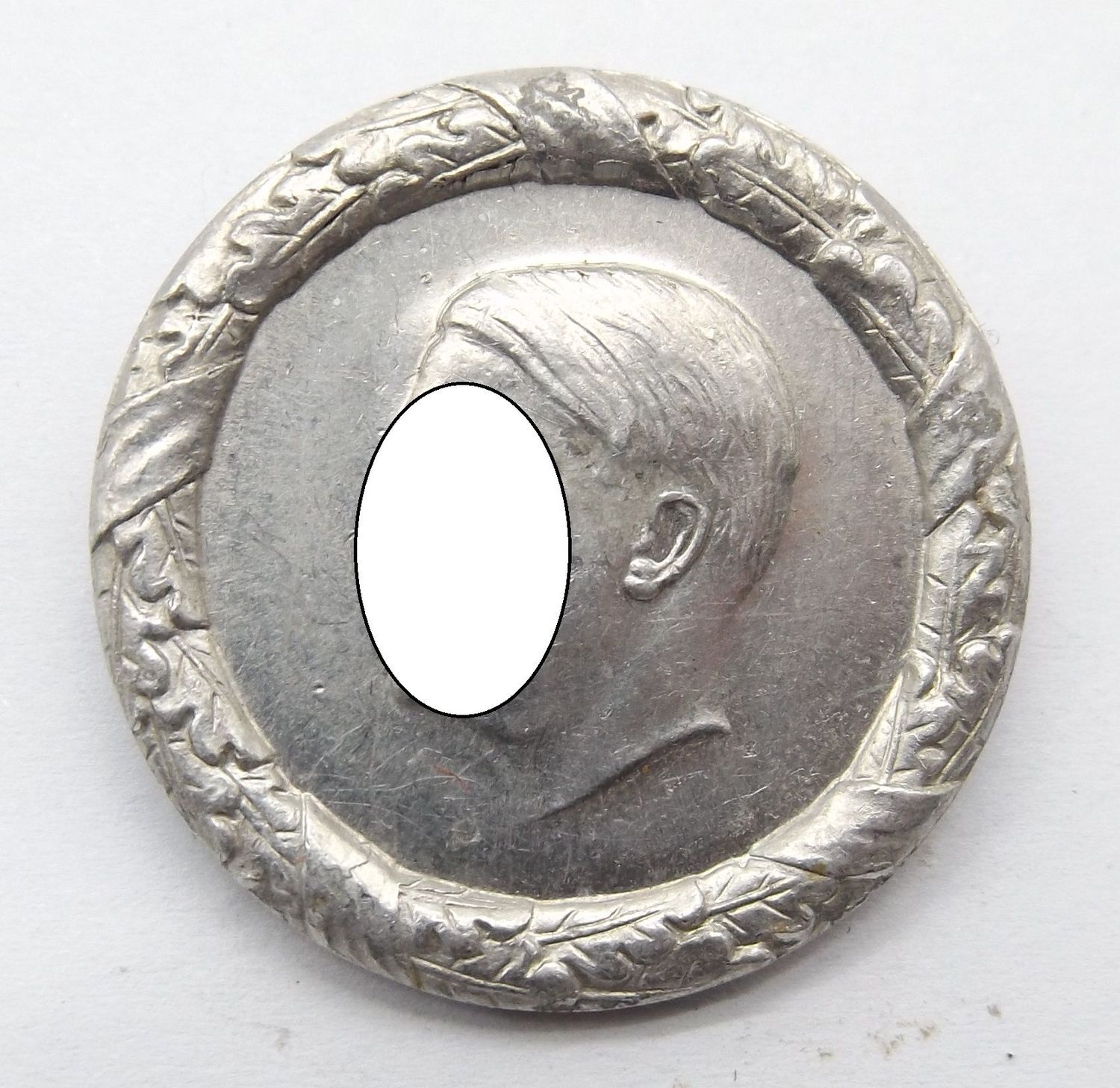 3. Reich: Abzeichen Adolf Hitler, W.H.W. 1935 - 36 Amtlich Genehmigt, gemarkt LN für den Hersteller Lauer, Nürnberg.