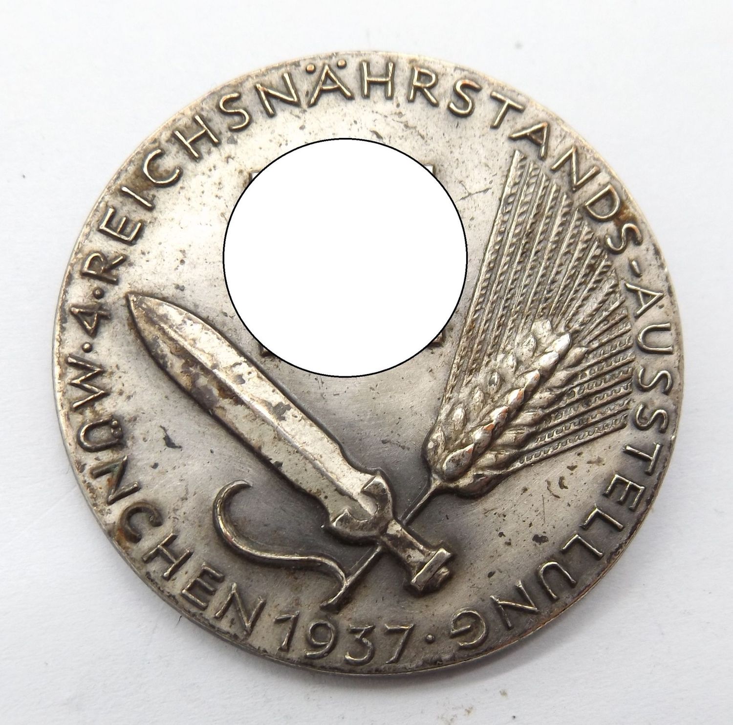 3. Reich: AbzeichenReichsnährstands-Ausstellung München 1937, mit Hersteller Robert Neff, Berlin W35, die Nadel ohne Haken.