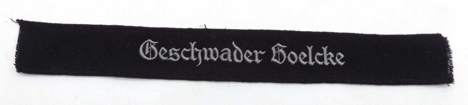 Luftwaffe: Ärmelband Geschwader Boelcke, Maße ca. 34 x 4 cm, weitere Stücke aus dem Nachlass des Unteroffiziers wie Schirmmütze, Ärmelbänder, Armkompass und Fliegerbrille im Shop zu finden. Luftwaffe: Ärmelband Geschwader Boelcke, Maße ca. 34 x 4 cm, weitere Stücke aus dem Nachlass des Unteroffiziers wie Schirmmütze, Ärmelbänder, Armkompass und Fliegerbrille im Shop zu finden.