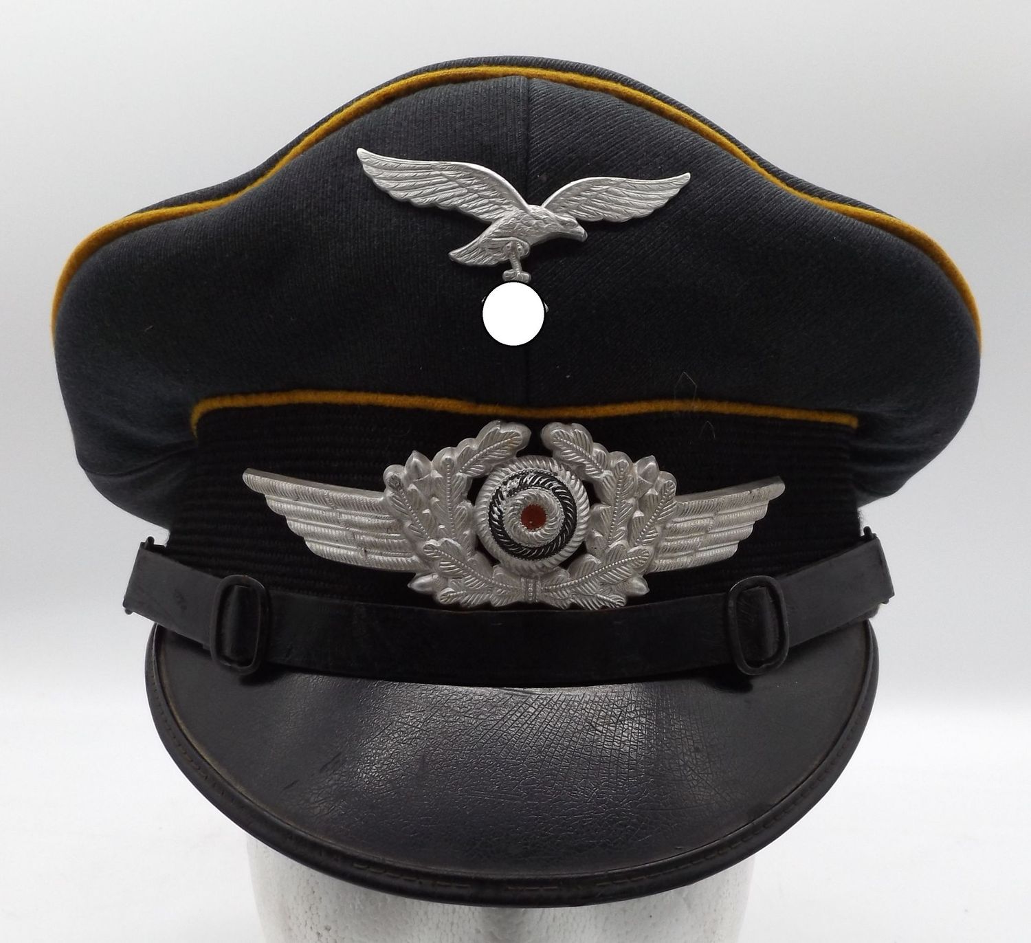 Luftwaffe: Schirmmütze für einen Unteroffizier der fliegenden Truppe, weitere Stücke aus dem Nachlass des Unteroffiziers wie Schirmmütze, Ärmelbänder, Armkompass und Fliegerbrille im Shop zu finden. Luftwaffe: Schirmmütze für einen Unteroffizier der fliegenden Truppe, weitere Stücke aus dem Nachlass des Unteroffiziers wie Schirmmütze, Ärmelbänder, Armkompass und Fliegerbrille im Shop zu finden.