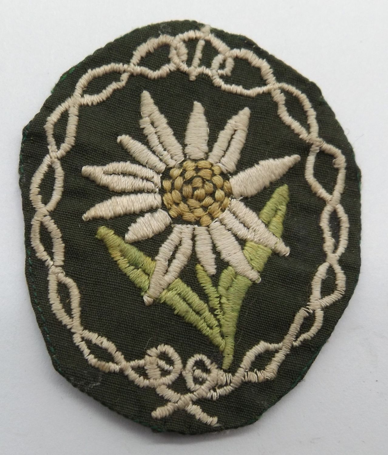 Wehrmacht: Ärmelabzeichen Edelweiß für Gebirgsjäger.