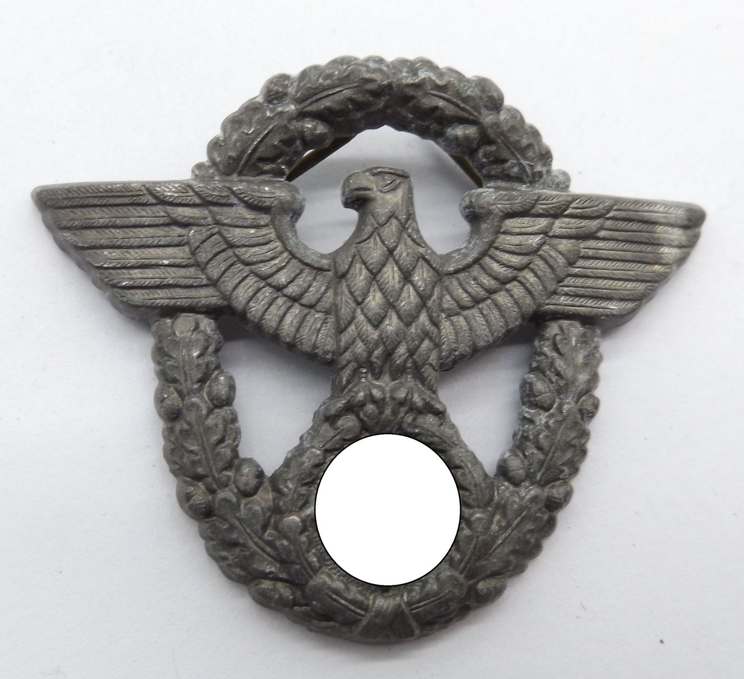 3. Reich: Adler für die Schirmmütze der Mannschaften der Polizei, Herstellermarkierung "A" für Assmann.