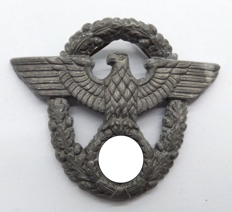 3. Reich: Adler für die Schirmmütze der Mannschaften der Polizei, Herstellermarkierung "A" für Assmann.