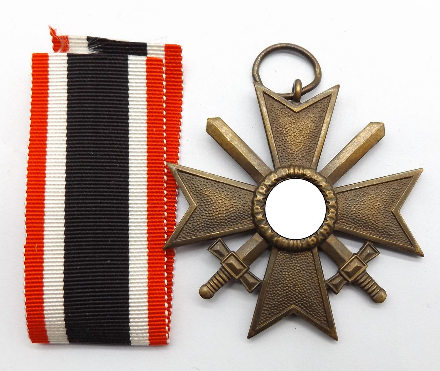 Kriegsverdienstkreuz KVK 2. Klasse mit Schwertern, Hersteller 6 für die Firma Fritz Zimmermann, Stuttgart, mit Band.