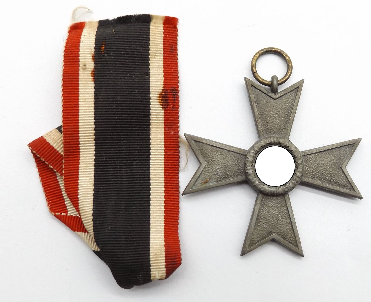 Kriegsverdienstkreuz KVK 2. Klasse ohne Schwerter, Hersteller 107 für die Firma Carl Wild, Hamburg, mit Band.