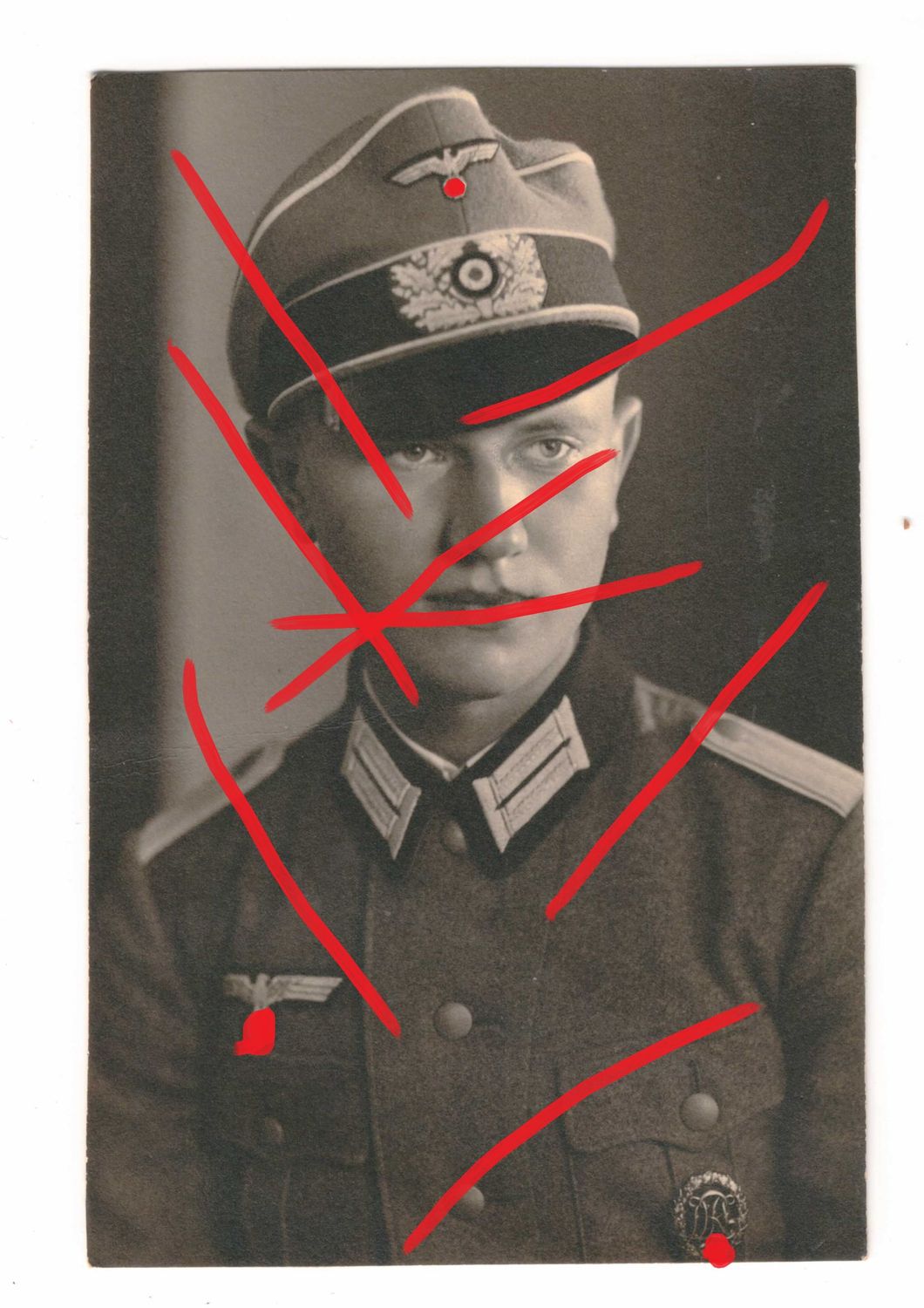 Wehrmacht: Portraitfoto eines Leutnants mit Knautschmütze / Schirmmütze alter Art, rückseitig mit Widmung "Russland 1941", Größe ca. 13,7 x 8,8 cm, C89.